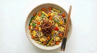 Yaki udon con verdure