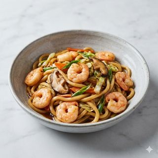 Yaki udon con gamberi