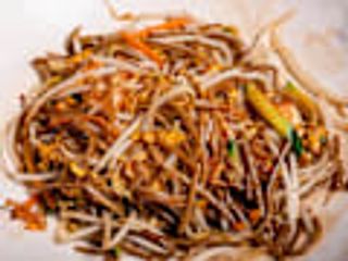 33. Yakisoba con salmone e gamberi