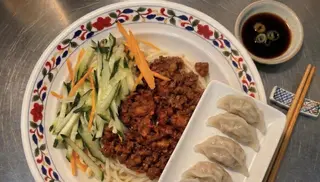 Zajiangmian + 4 pezzi di ravioli di carne