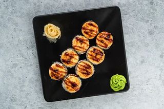 Запеченный ролл лосось терияки (280г/8шт)
