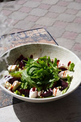 Запечённая свёкла с курицей и сыром рикотта (200г)