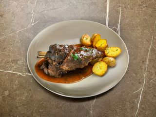 Запечённая лопатка ягнёнка по-имеретински (2200г)