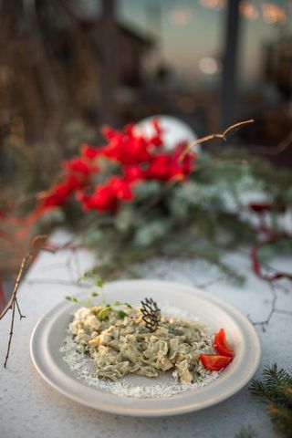 Zelena pasta s piletinom i pinjolima