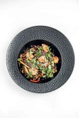 Жареная чёрная фунчоза с курицей (350г)