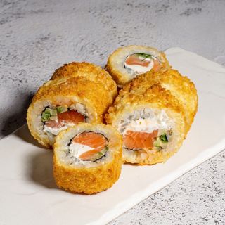 ЖАРЕНЫЙ РОЛЛ С ЛОСОСЕМ, КРЕМЕТОЙ И ОГУРЧИКОМ (250г)
