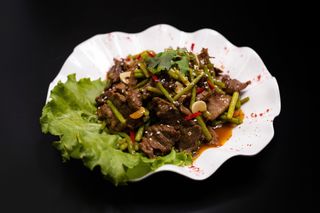 Жареная говядина с чесноком (460г)
