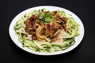 Жареное мясо с лапшой (550г)