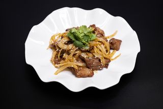 Жареное мясо с луком (480г)