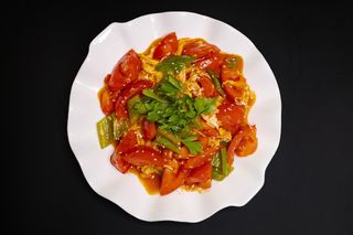 Жареные яйца с помидорами (420г)