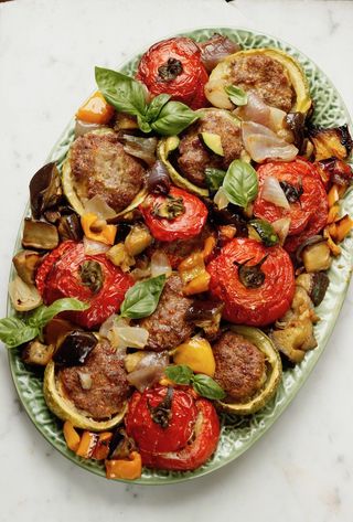 Zucchine e melanzane ripiene di carne e verdure, un pezzo