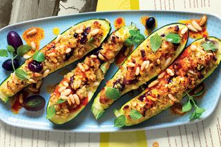 Zucchine e melanzane ripiene vegetariane, un pezzo