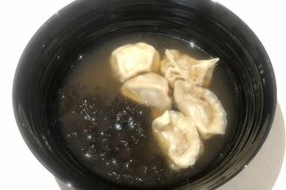 Zuppa di ravioli con carne e alghe 5 pezzi（饺子汤）