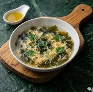Zuppa con alghe e uova