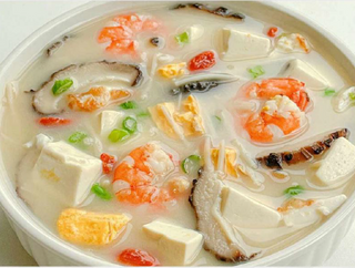 130金针菇三鲜汤Zuppa di funghi, tofu, gamberi
