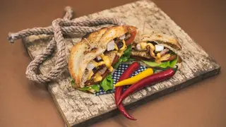 Chicken feta sendvič