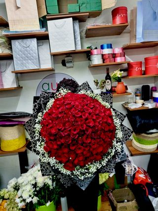 Royalty 100 Roses
