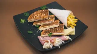 Tost sa pečenicom