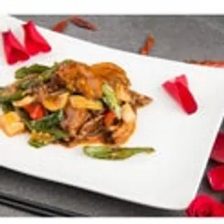 Anatra saltato con verdure in padella piccante