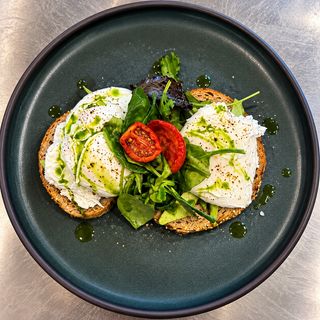 Avokado tost royale