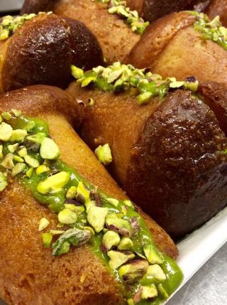 Babà con panna e granella di pistacchio