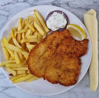 Pileći bečki odrezak s prilogom