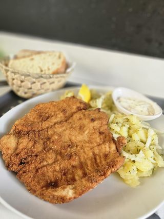 Svinjski bečki odrezak s prilogom