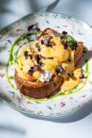 Завтрак Бенедикт на бриоше с лососем (150г)