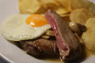 Bife à Portuguesa com Batata Frita e Ovo Estrelado