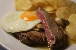 Bife à Portuguesa com Batata Frita e Ovo Estrelado