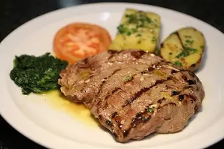 Bife Grelhado com Batata Frita e Ovo Estrelado