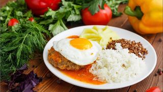 Бифштекс с яйцом и гарниром (350г)