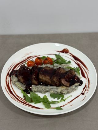 Biftek taljata u sosu od crvenog vina 380g