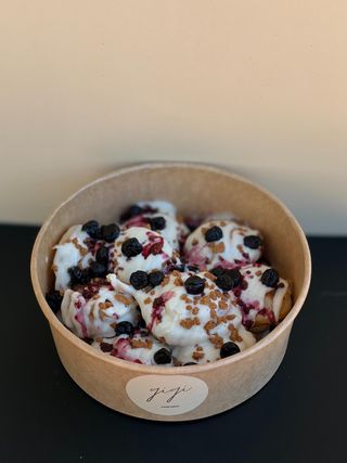 Special Bijela čokolada, borovnica i karamelizovani biskvit