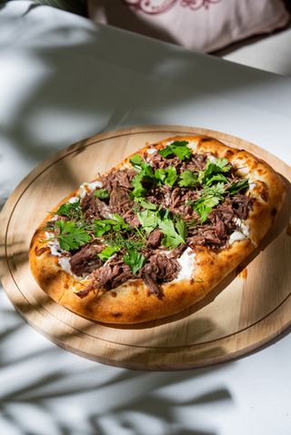 Фокачча  с томлеными телячьими щечками (300г)