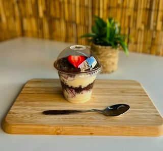Bolo no Pote Brigadeiro Ninho e Morango