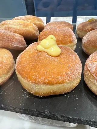 Bombolone con crema pasticcera