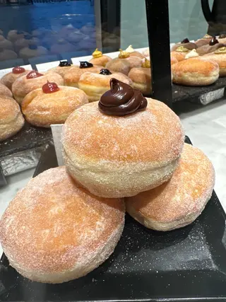 Bombolone con cioccolato fondente