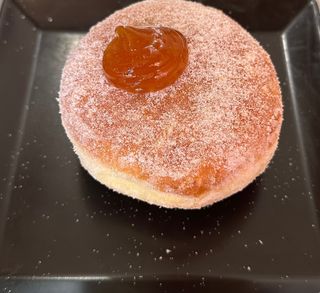 Bombolone con albicocca marmellata