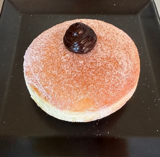 Bombolone con mora marmellata