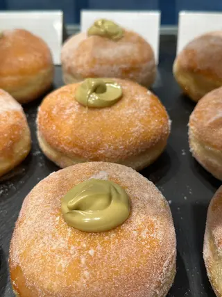 Bombolone con Nutella di pistacchio