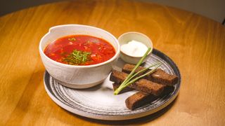 Борщ с чесночными гренками (300г)