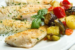 Branzino alla griglia con verdure grigliate