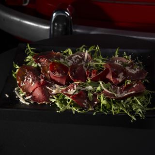 Bresaola con rucola e grana