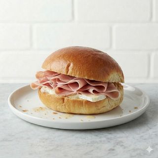 Brioche con prosciutto cotto e formaggio