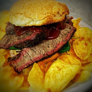 Brisket bun con patate fritte