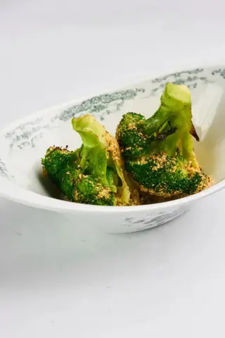 Брокколи на гриле с соусом из кинзы (240г)