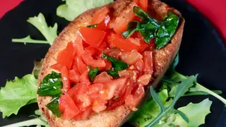 Bruschetta classica con pomodorini tagliati fini