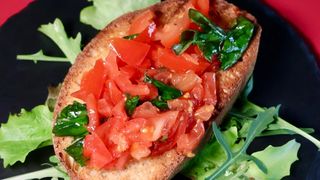 Bruschetta classica con pomodorini tagliati fini
