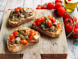 N°2   pomodoro, mozzarella, prosciutto, funghI